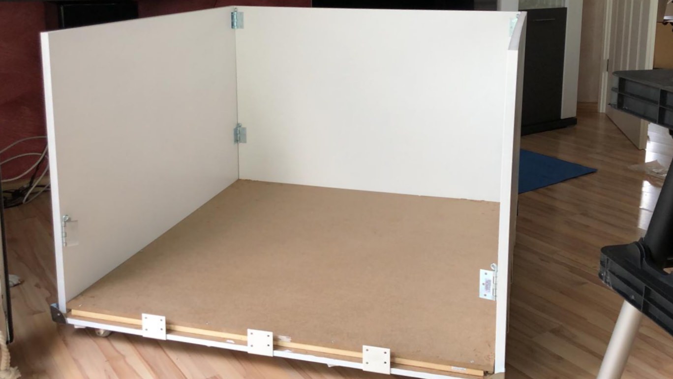 Palaneri’s Welpen-Box im Bau mit 3 Seitenwänden